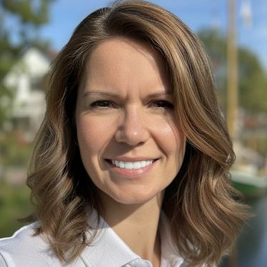 Wiebke Würdemann-Arndt - Zahnärztin Rhauderfehn Lächelnde Frau mit langen, lockigen Haaren in einem weißen Blusenhemd. Hierbei handelt es sich um Wiebke Würdemann-Arndt. Zahnärztin.